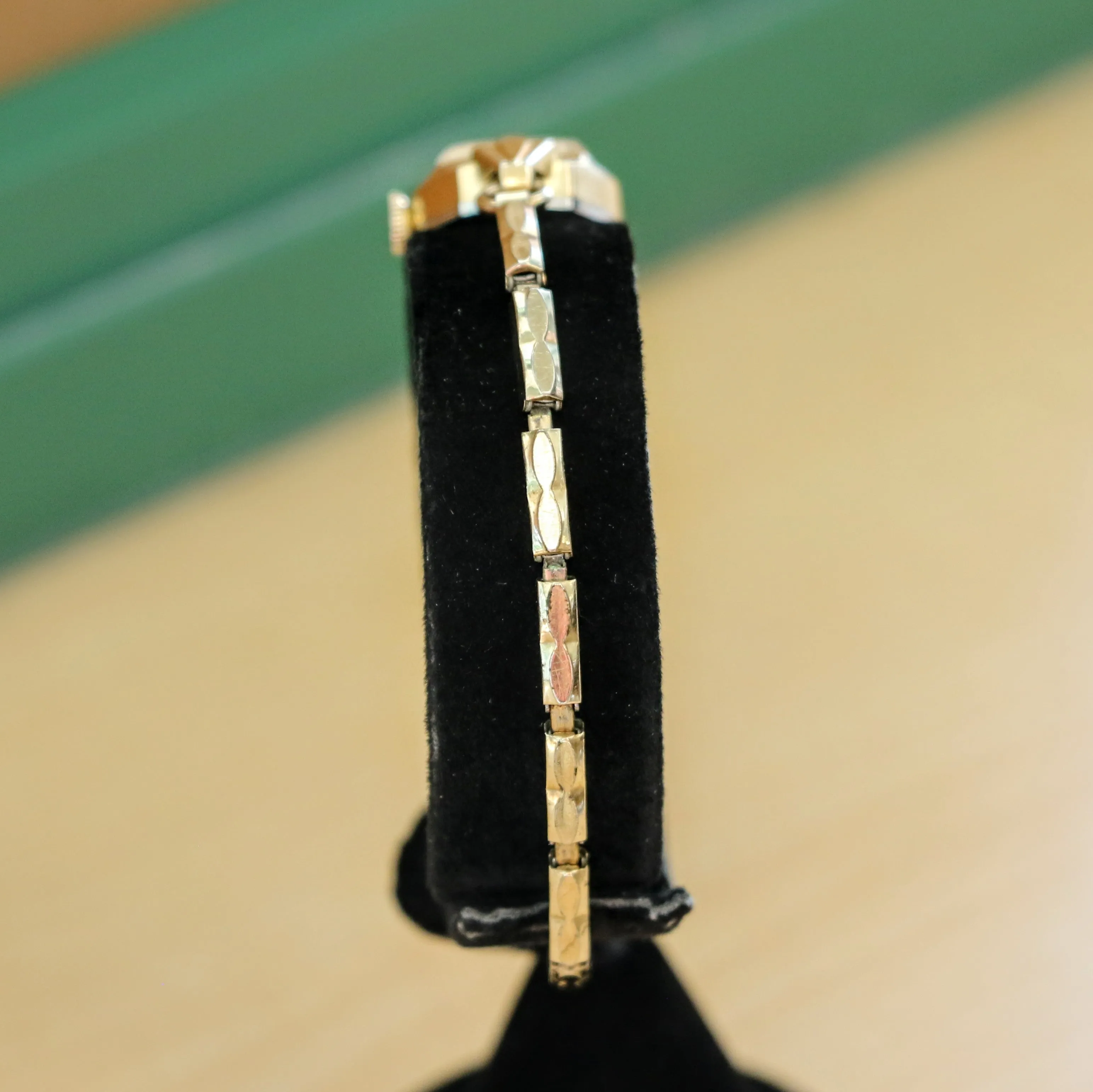 1970 CARAVELLE Wristwatch by Bulova 17 Jewels Cal. 0162 Ladies Cocktail Watch