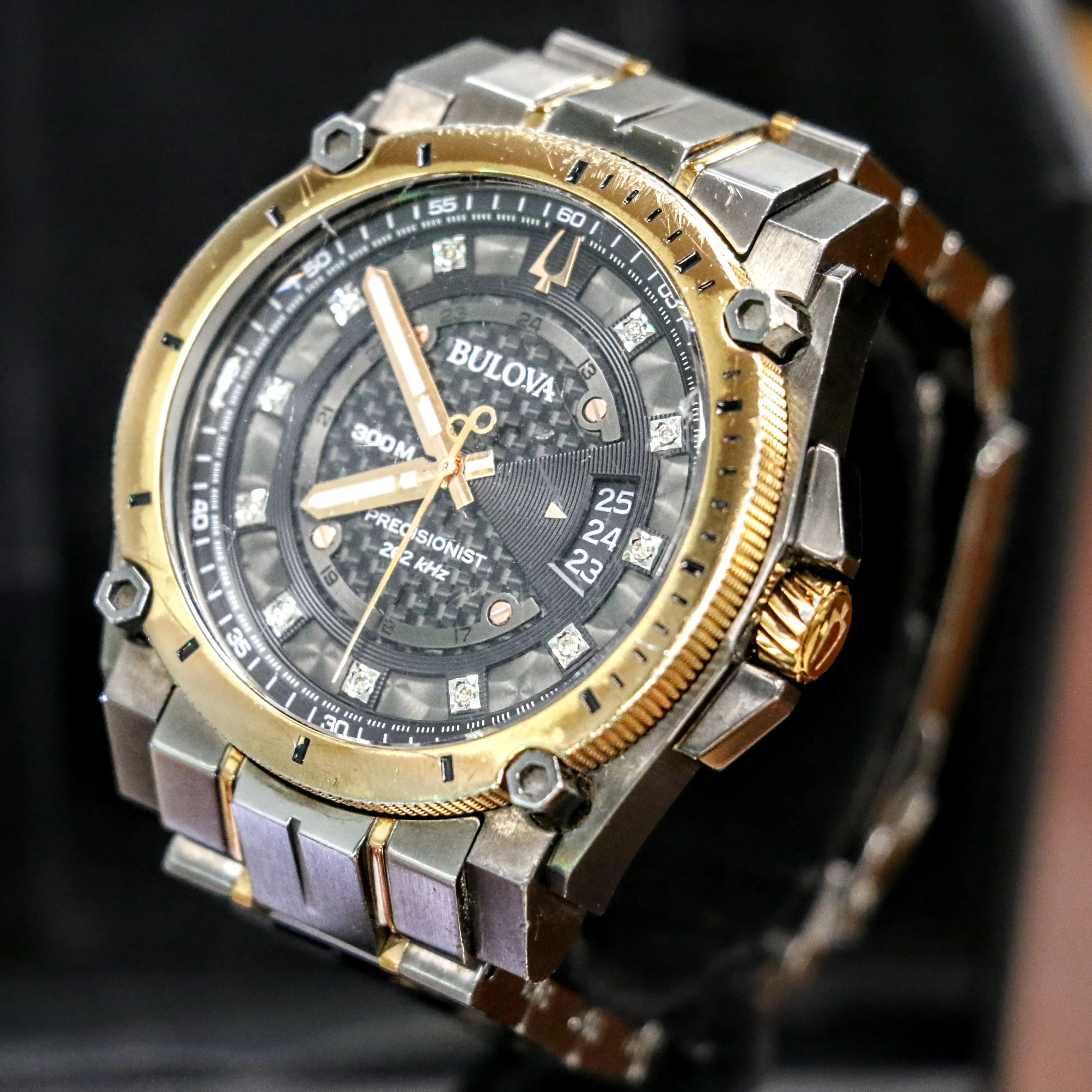 BULOVA 300M Precisionist 262kHz Diamond Dial - 98D149 - In Box & Extra Links!