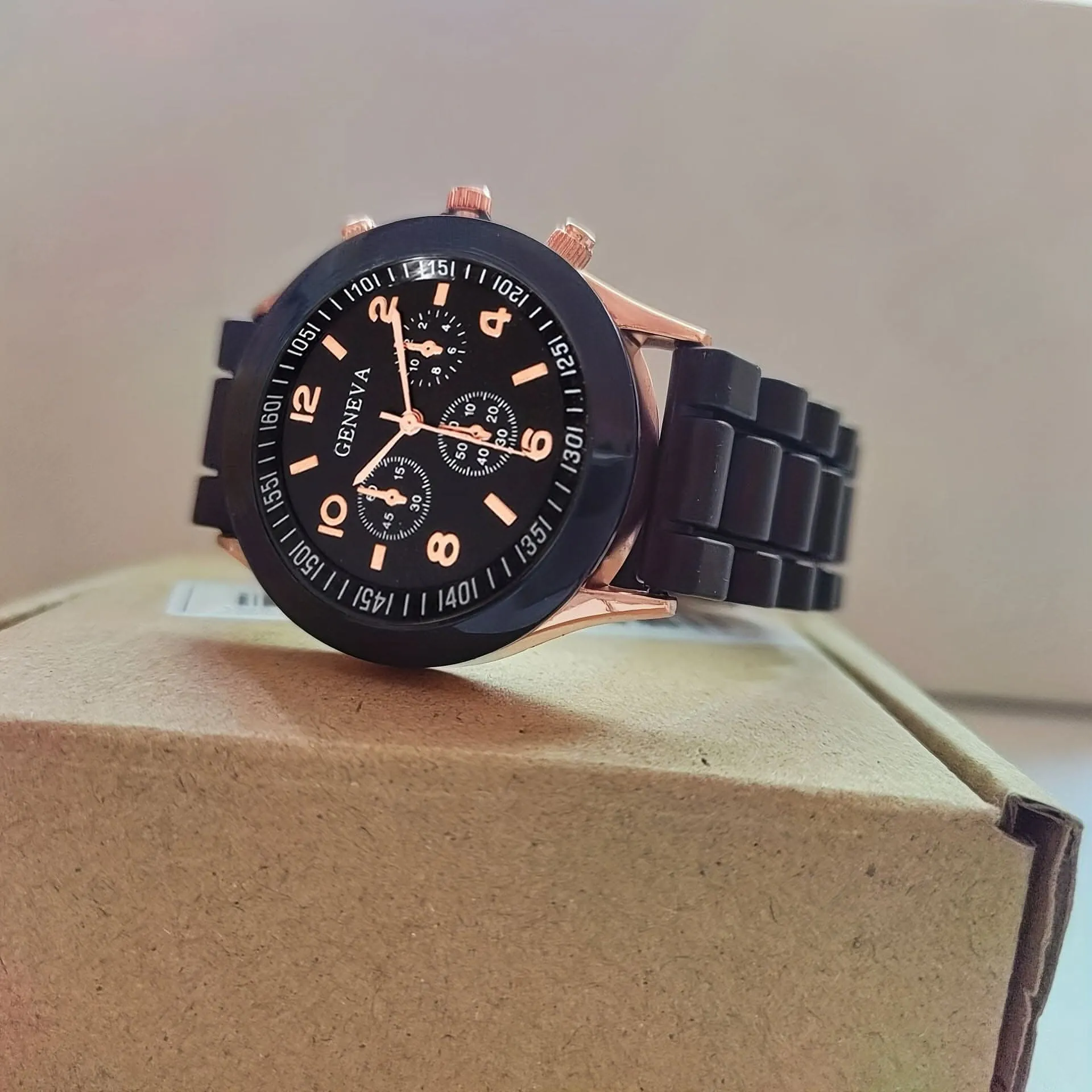 Stylish Round Quartz Watch with Triple Dial & Silicone Band – Unisex Sports Wristwatch