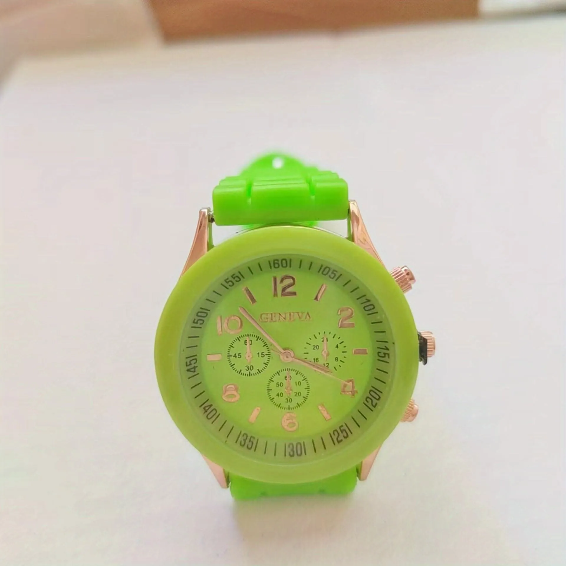 Stylish Round Quartz Watch with Triple Dial & Silicone Band – Unisex Sports Wristwatch