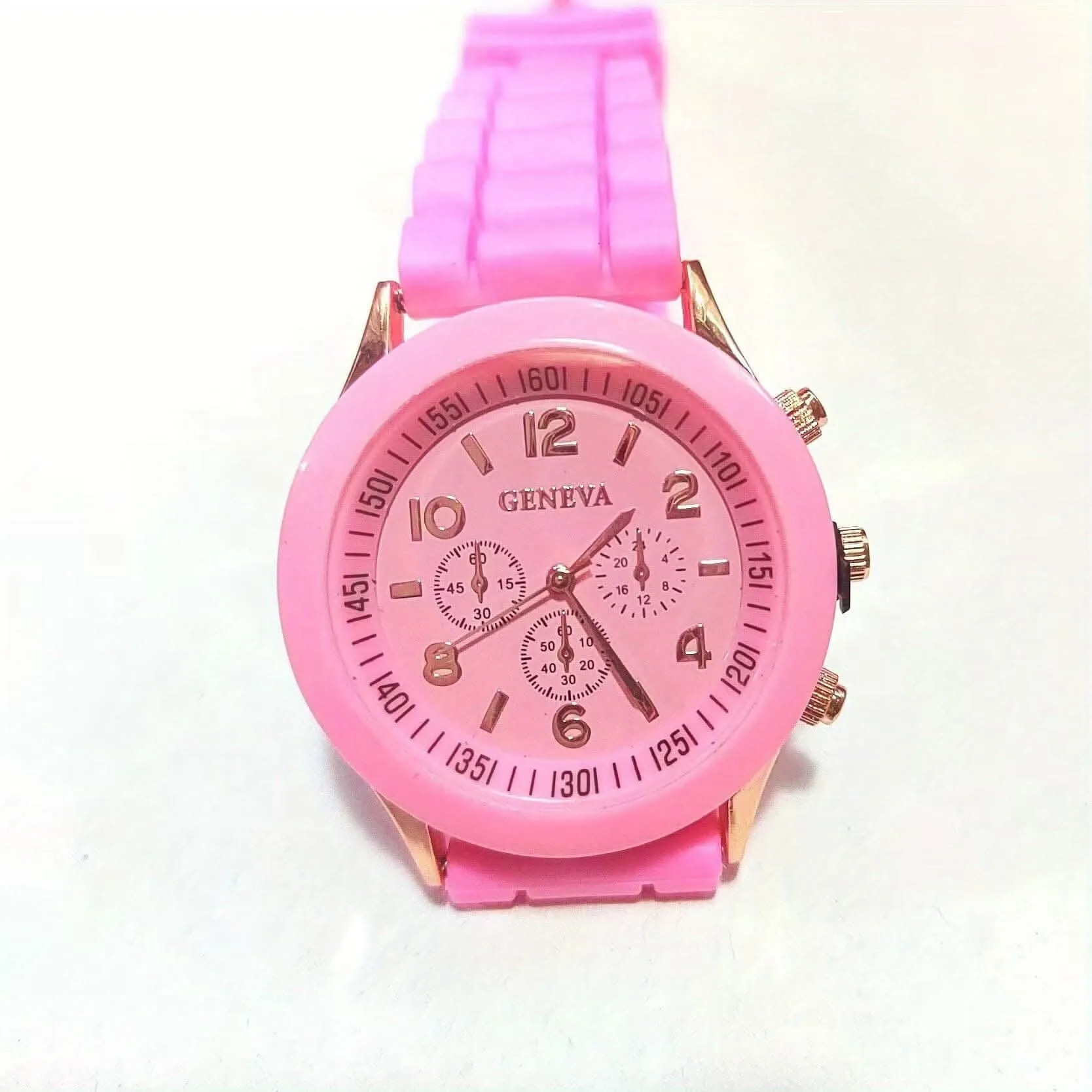 Stylish Round Quartz Watch with Triple Dial & Silicone Band – Unisex Sports Wristwatch